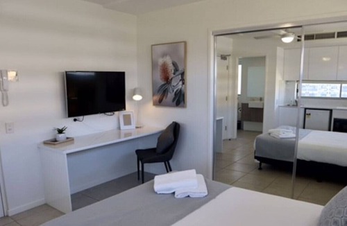 Birtinya Apartment | Spacious Studio Apt opp Hospital