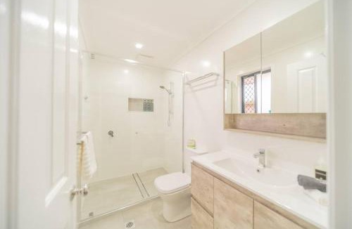 Springfield House | Springfield Breeze - Newly furnished home, Sunny Patio and BBQ