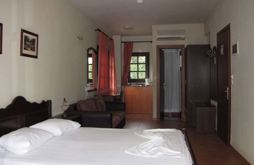 Kala Nera House | Standard studio ground/first floor for 2 adults+1 child - pool view #7/8