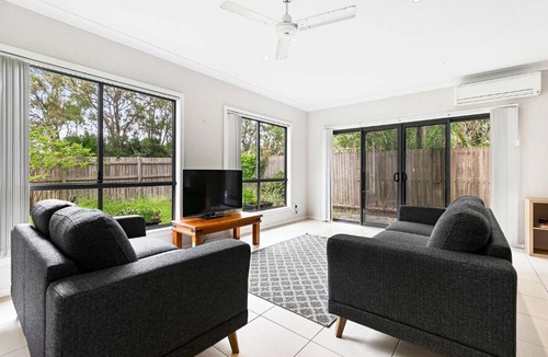 Pialba House | Stars on Torquay