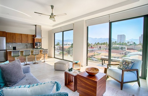 North Hotel Zone Condo | Steps from Beach | Pool + Hot tub + Gym + Balcony