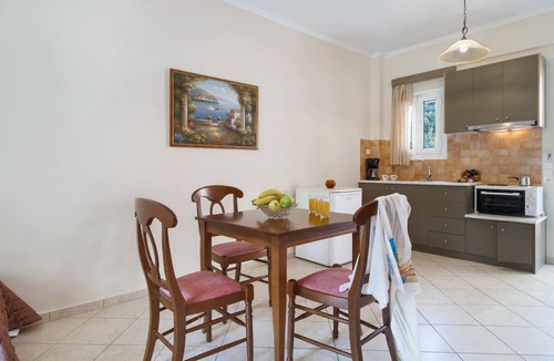Anthousa Apartment | Studio Apartment 'Deluxe 3 Adults - A' with Shared Terrace, Wi-Fi and Air Conditioning
