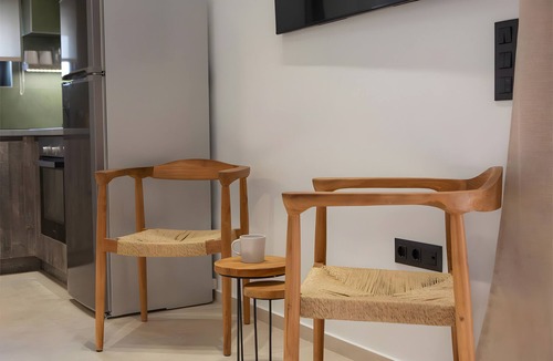 Lefkada Town Apartment | Studio 'Elfam City Suite B' with Shared Terrace, Wi-Fi and Air Conditioning