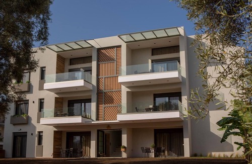 Lefkada Town Apartment | Studio 'Elfam City Suite B' with Shared Terrace, Wi-Fi and Air Conditioning