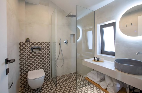 Lefkada Town Apartment | Studio 'Elfam City Suite B' with Shared Terrace, Wi-Fi and Air Conditioning