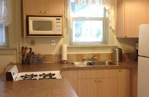 Fairfield Apartment | Studio in Charming Manor near DT, Free Parking