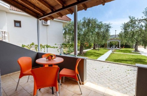 Potos Apartment | Studios River - Potos Poolside Nest w/Garden View