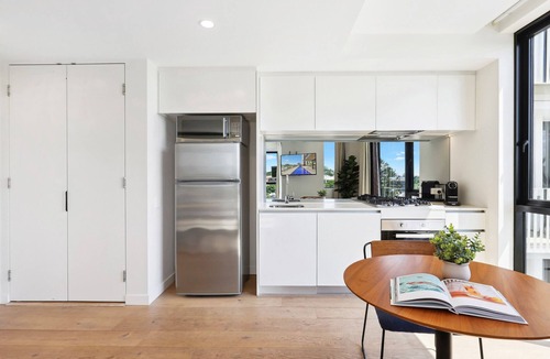 Spring Hill Apartment | Stunning 1-Bed by Victoria Park with Pool & Gym