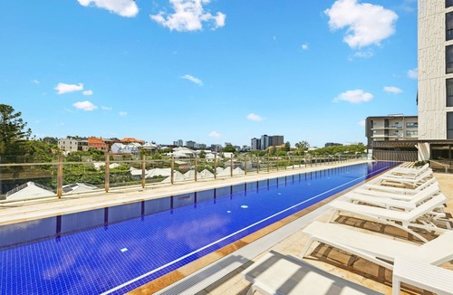 Spring Hill Apartment | Stunning 1-Bed by Victoria Park with Pool & Gym