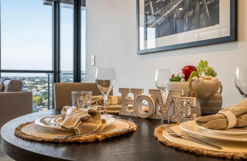 Milton Apartment | Stunning cityview 1BR Apt, 1 min to train