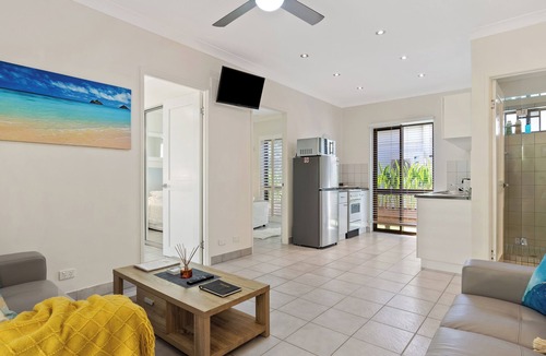 Clifton Beach Apartment | Stunning ,fully self contained ,2 bedroom apartment, just 200 metres from beach.