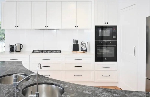 Mooloolaba House | Stunning Mooloolaba Waterfront Home -10 guests ZB1