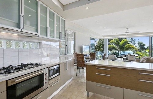 Noosaville Apartment | Stunning Riverfront Apartment in Noosaville - Unit 2 Wai Cocos 215 Gympie Terrace