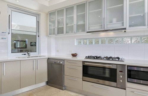 Noosaville Apartment | Stunning Riverfront Apartment in Noosaville - Unit 2 Wai Cocos 215 Gympie Terrace
