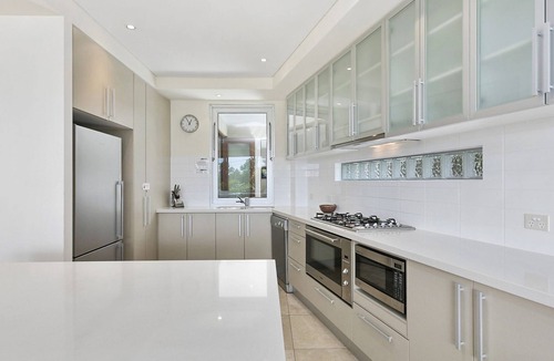 Noosaville Apartment | Stunning Riverfront Apartment in Noosaville - Unit 2 Wai Cocos 215 Gympie Terrace