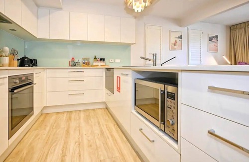 Alexandra Headland Apartment | Stylish 2 b/r, 2 Bath Apartment - 4 Guests ZC5