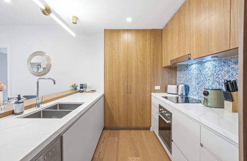 Kangaroo Point Apartment | Stylish 2BR by The Gabba | Sleeps 6 + BBQ