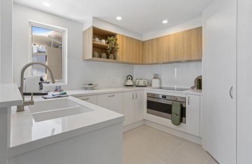 Redcliffe Apartment | Stylish 3-Bed Apartment in Coastal Redcliffe