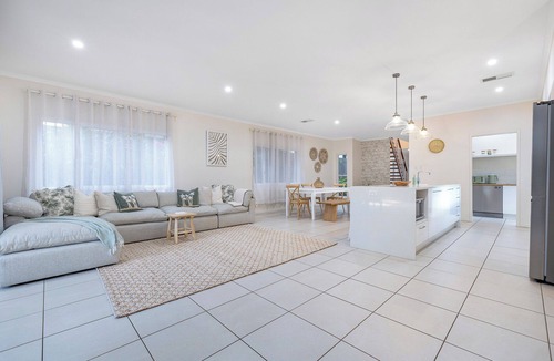 Nudgee House | Stylish 4BR Exec Home near Airport, Sleeps 8