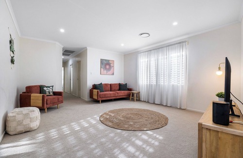 Nudgee House | Stylish 4BR Exec Home near Airport, Sleeps 8