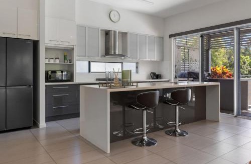 Mount Ommaney House | Stylish 4BR Home with BBQ and Media Room in Mt Ommaney