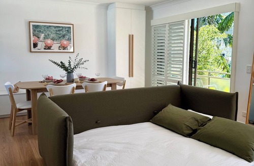 Buddina Apartment | Stylish abode walking distance to Point Cartwright, La Balsa & Kawana Beach.