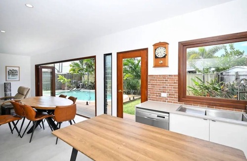 Bokarina Apartment | Stylish Beach Side Gem - pool, beach ZG7