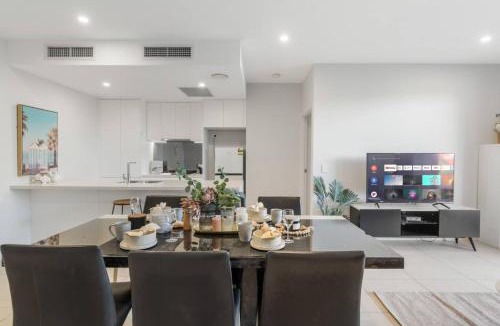 Macgregor Apartment | Stylish Escape 2 Ensuites plus Balcony near Shops