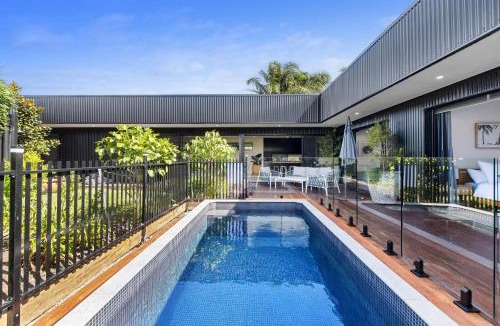 Marcus Beach House | Stylish Home near Noosa & Peregian, walk to Beach