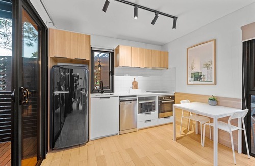 New Farm Apartment | Stylish New Farm Apartment with Courtyard