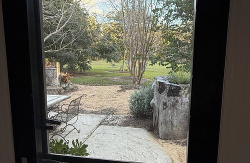Tinbeerwah Cabin | Stylish Retreat amongst paddocks and rain forest; only 20 minutes to Noosa