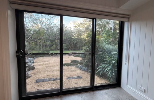 Tinbeerwah Cabin | Stylish Retreat amongst paddocks and rain forest; only 20 minutes to Noosa