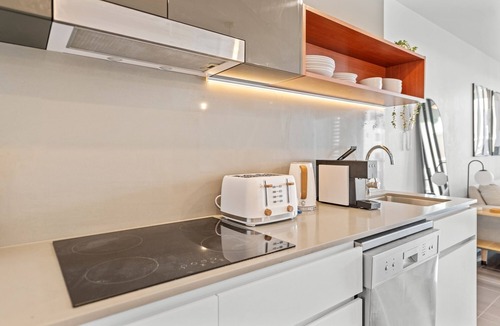 West End Apartment | Stylish West End Stay with Rooftop Pool & BBQ