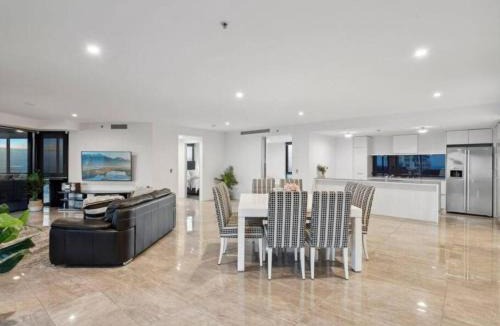 Surfers Paradise Apartment | Sub-Penthouse Dream in Circle on Cavill - Hosted by Coastal Letting Co.