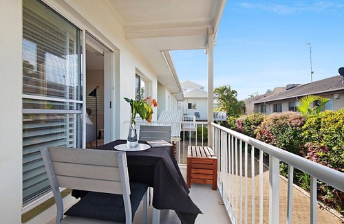 Noosaville Apartment | Sunny 2 bedroom 1 bathroom, north facing balcony free use bikes & kayaks & wifi