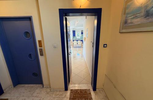 Peristeri Apartment | Sunny Home Private Jacuzzi Hydromassage, Fireplace, Acropolis & Lycabettus View, Underground Parking, 300m Metro Peristeri