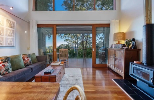 Mapleton Cottage | Sunshine Coast Hinterland. Couples Getaway. Cosy with Fireplace. Pet-Friendly!