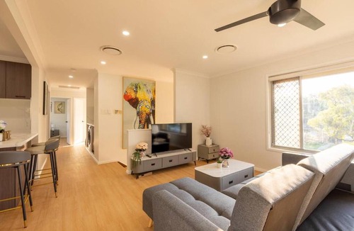 Macgregor House | Super Value 4BR House near Westfield Shops and Parks