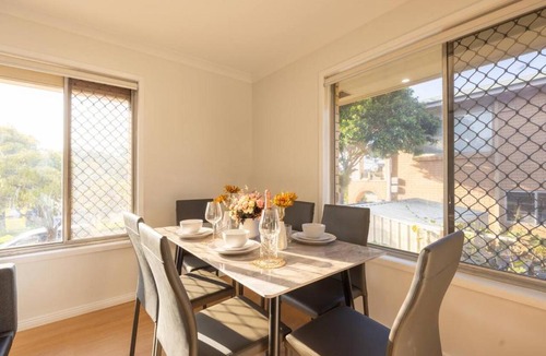 Macgregor House | Super Value 4BR House near Westfield Shops and Parks