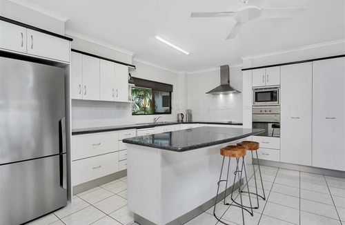 Trinity Beach Apartment | Superior Seaview 1 Bedroom Apartment With Seaview's