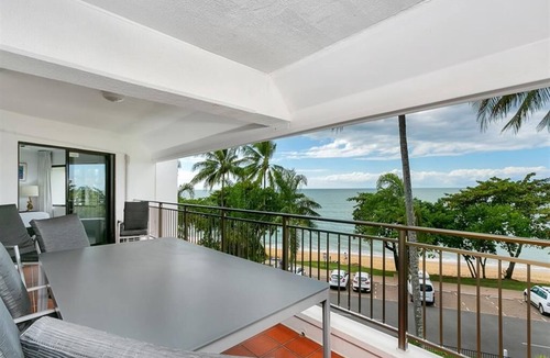 Trinity Beach Apartment | Superior Seaview 1 Bedroom Apartment With Seaview's