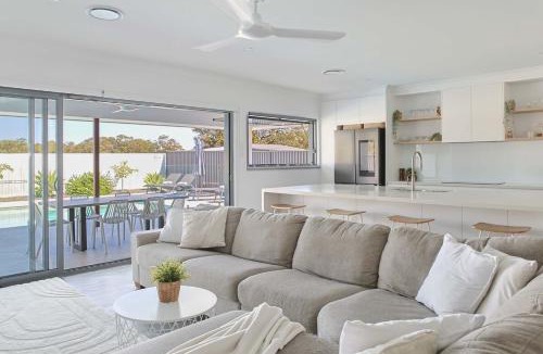 Mudjimba House | Surfrider Hideaway - steps to beach
