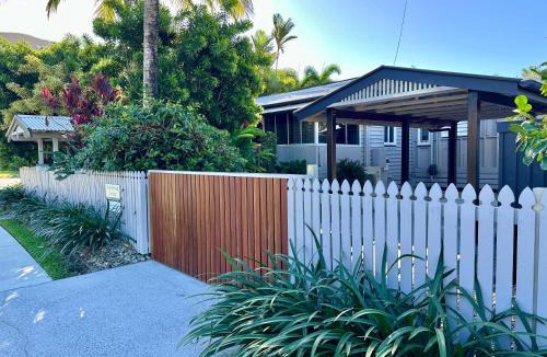 Palm Cove House | Sweet Creek Cottage, Palm Cove, 200m to Beach, Heated Pool, Pets