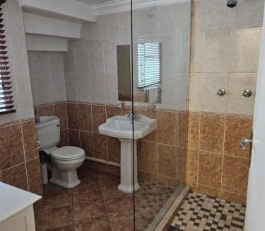 Lynnwood Ridge House | TCS on Lynnwood Guesthouse