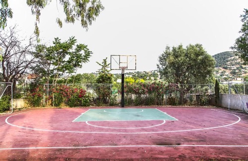 Kropia House | TERRA Paradiso w/ basketball court