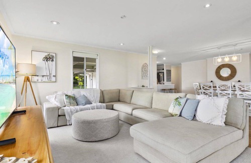 Beachmere House | THE BEACH HOUSE - ABSOLUTE BEACHFRONT RETREAT