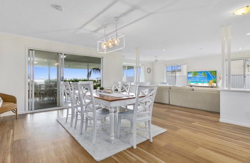 Beachmere House | THE BEACH HOUSE - ABSOLUTE BEACHFRONT RETREAT
