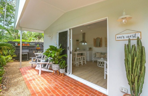 Clifton Beach House | The Beach Nest- Cosy Beachside Escape | Balcony, Full Kitchen & Free Wi-Fi