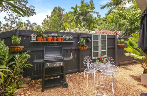 Clifton Beach House | The Beach Nest- Cosy Beachside Escape | Balcony, Full Kitchen & Free Wi-Fi