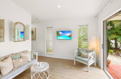 Clifton Beach House | The Beach Nest- Cosy Beachside Escape | Balcony, Full Kitchen & Free Wi-Fi
